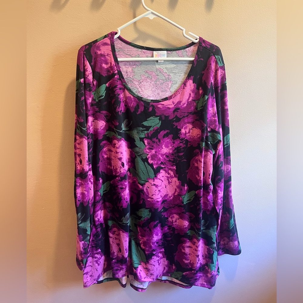 Gorgeous floral Lularoe tee.  Long sleeves. Pinks and purples.  Very comfy. 3XL